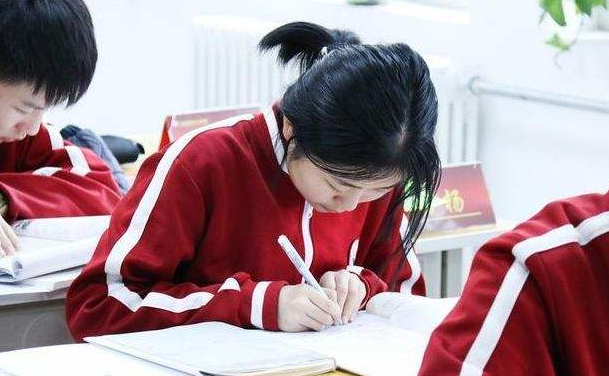 “人才饱和”的4大专业，未来5年难有出路，大学生表示“好慌”