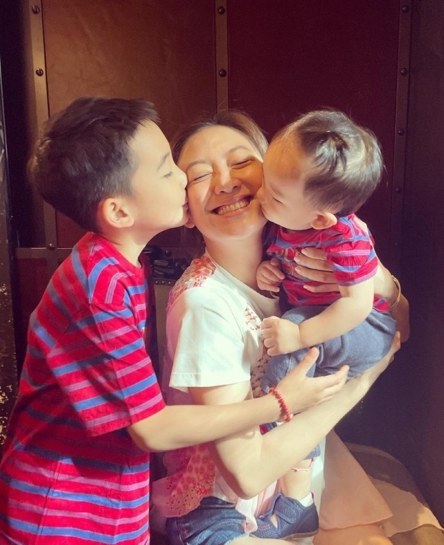 应采儿父亲晒小外孙宅家萌态，2岁hoho挥杆打高尔夫，姿势超可爱