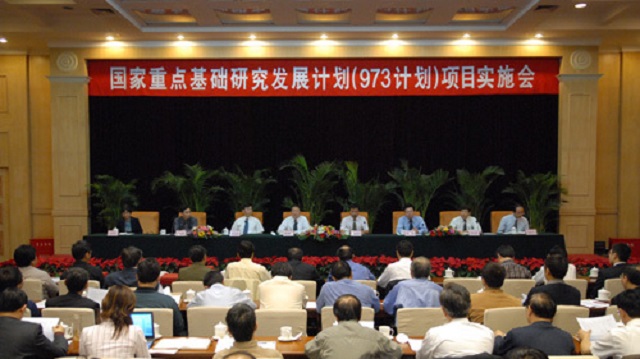 他骗取祖国上亿经费，让中国芯片停滞13年，暴露后仓皇逃至美国