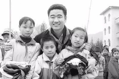 2011年，3个男孩上高速砸车取乐，一女子被砸身亡，死者身份特殊