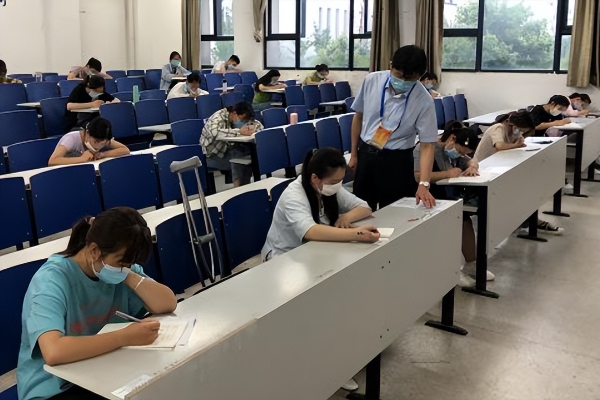 在校大学生迎来新消息，大学就是玩的日子到头了，大学生感到担忧