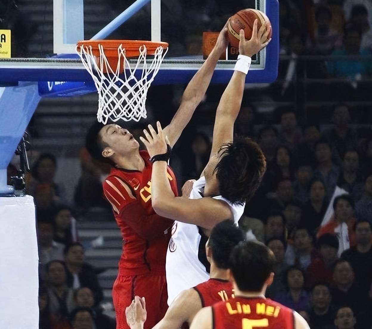 中国效力nba的人有哪些(29.7分19板4.8帽！中国进入NBA的6名球员，前一年都是什么表现？)