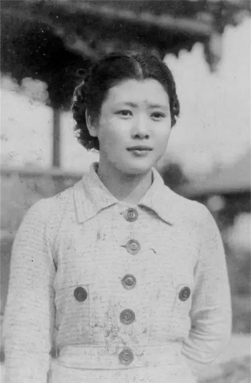 1937年,她与号称"北国第一骑师"的陶伯龄结婚.