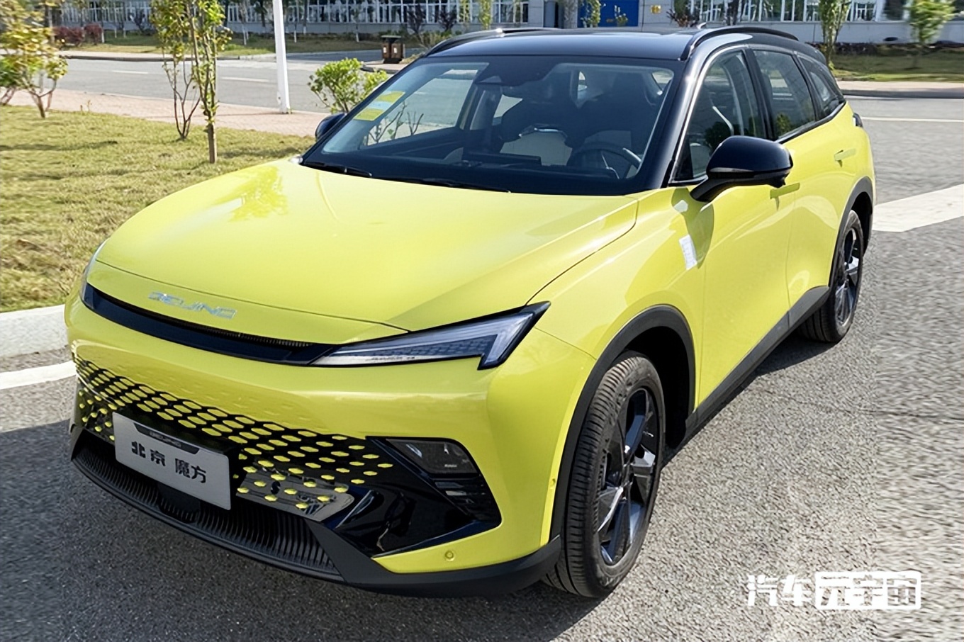 北汽、华为推“最美SUV”！奔驰S级同款配置，只卖10.29万