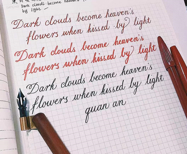 高中英语版“汤圆体”，字迹圆润又饱满，正中阅卷老师的“下怀”