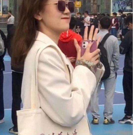 清华大学生“炫富照”走红，看了她的背包，才知道什么叫真富有