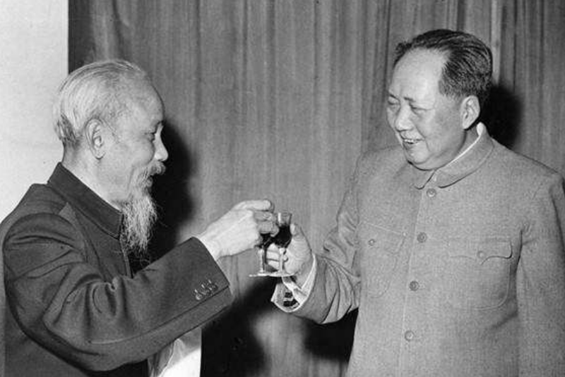 1950年胡志明到我国搬救兵，毛主席问他要多少兵，胡：我只要陈赓