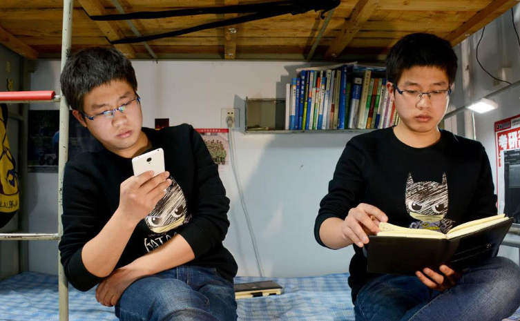 男大学生寝室学习，“上半身”却意外火了，网友表示：想一起学习