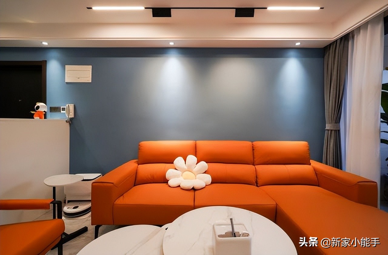 辛苦三个月完工，装修花了20万，色彩搭配漂亮，无主灯设计是亮点