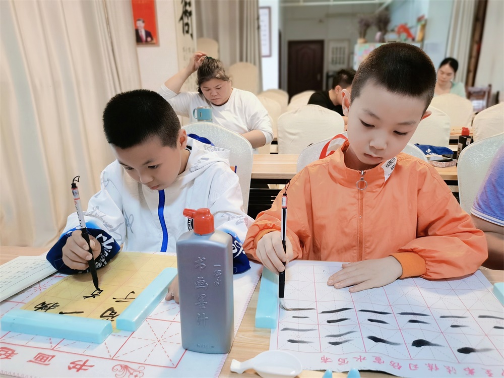 梅楚安公益书法授课弘扬传统文化