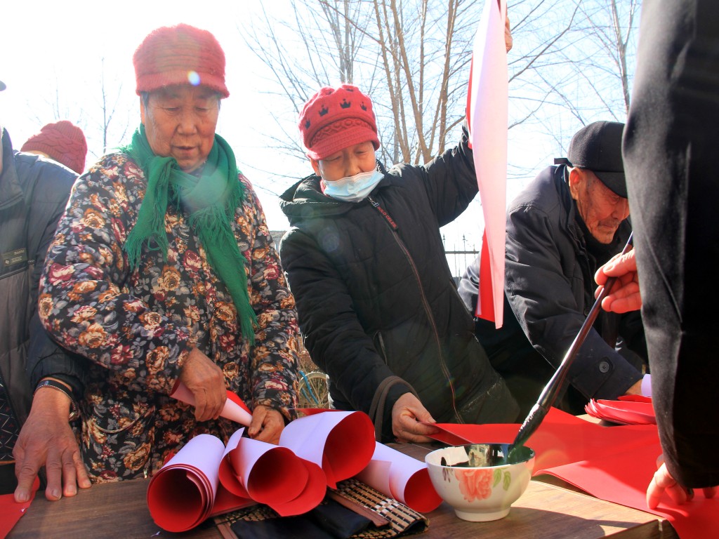 山东枣庄：峄城区新时代文明实践文艺志愿服务队走进峨山镇晏庄村