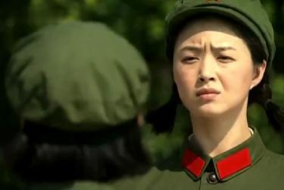 她23岁为国牺牲，初恋为其守墓一生未婚，弟弟苦寻64年在墓地痛哭