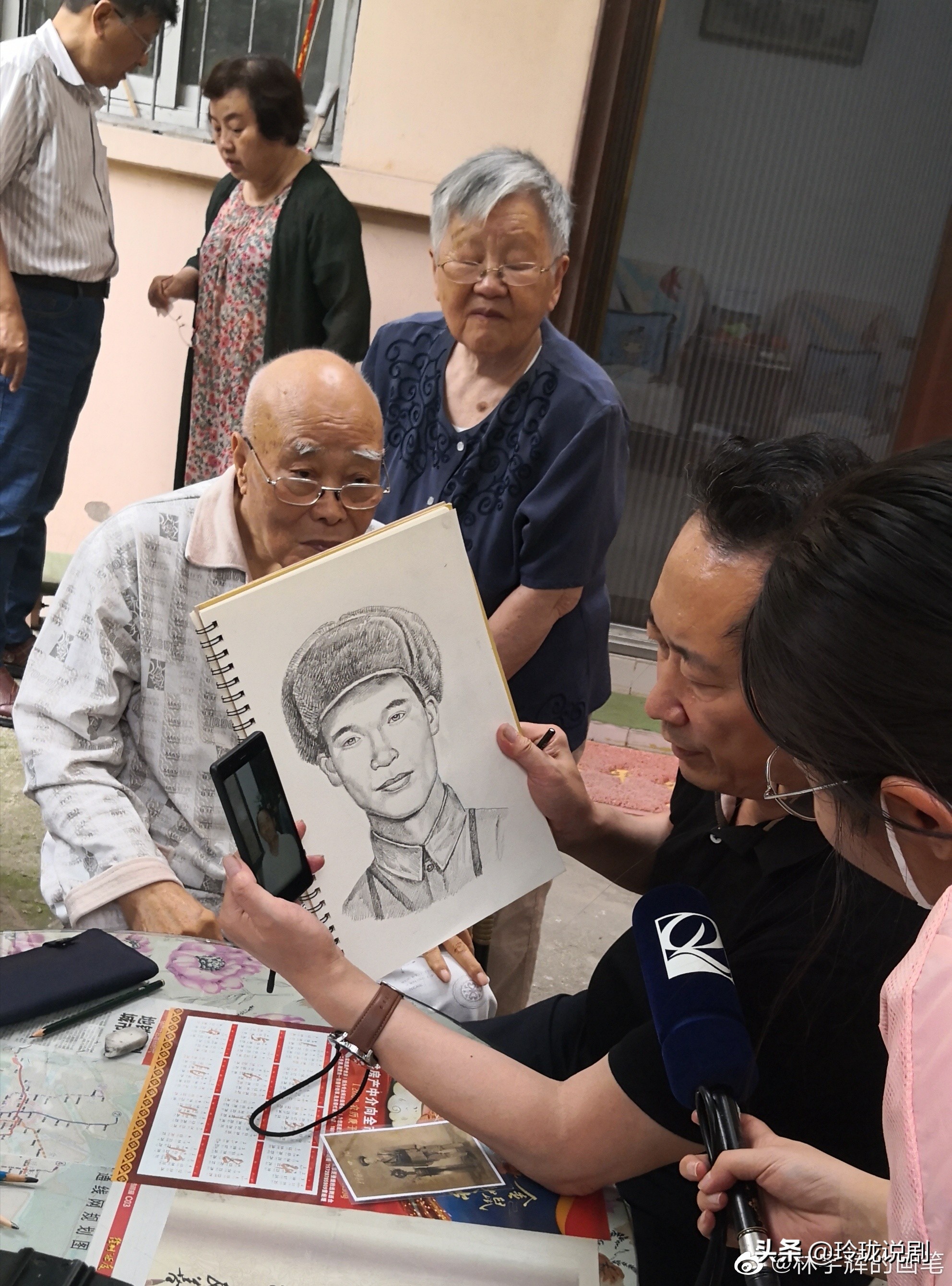 《猎罪图鉴》的画师真的有那么牛吗。三岁上了年纪，用骨头画画儿都是真的。