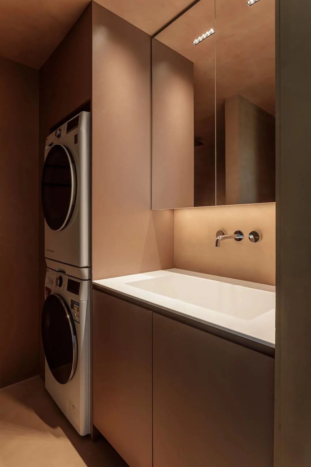 推了三道墙，北京75㎡ 单身宅收纳爆量，多到能塞42个行李箱