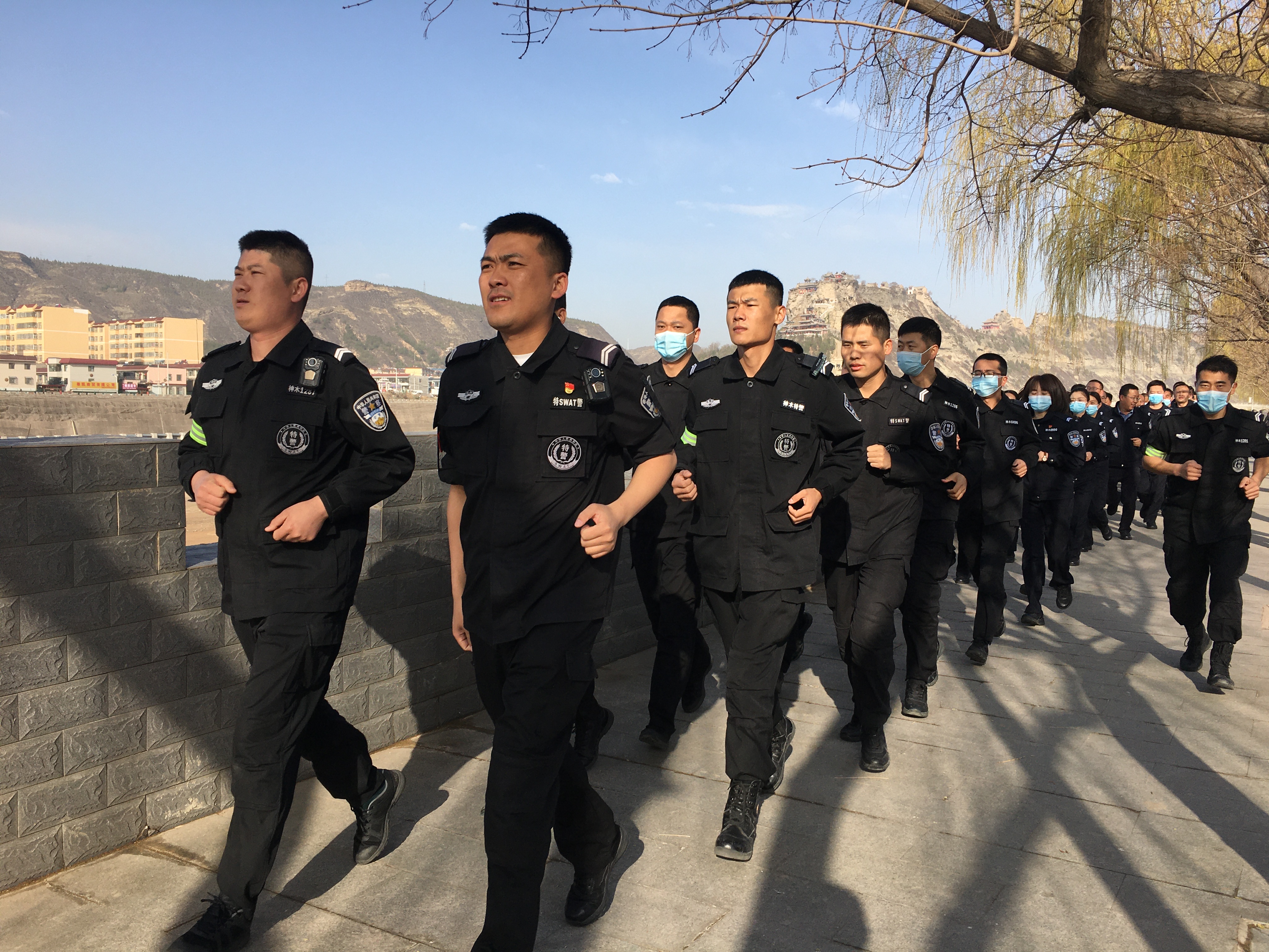 神木市公安局巡特警支队开展常态化徒步拉练