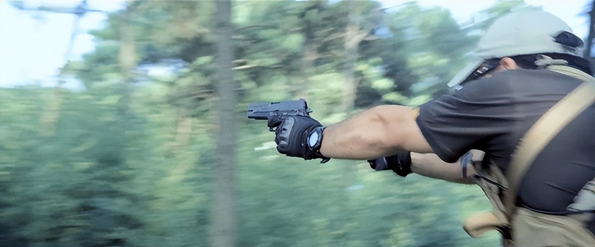 吴京硬汉枪战动作片《战狼》武器解析盘点