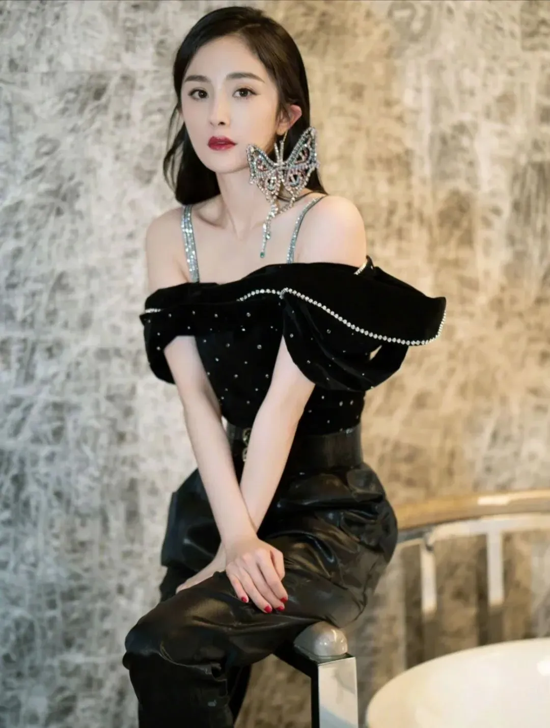 “金鹰女神”迪丽热巴:靠杨幂爆红,工作四年无休,沦为无戏可拍