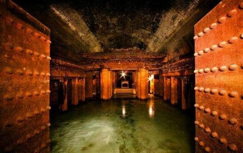 秦始皇嬴政地宫养百万巨蟒?这么多年过去了巨蟒岂不是都成精了?