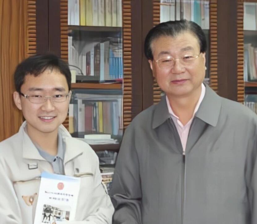 他高考作文仅6分，字体无人能识却被破格录取，可他却气走了导师