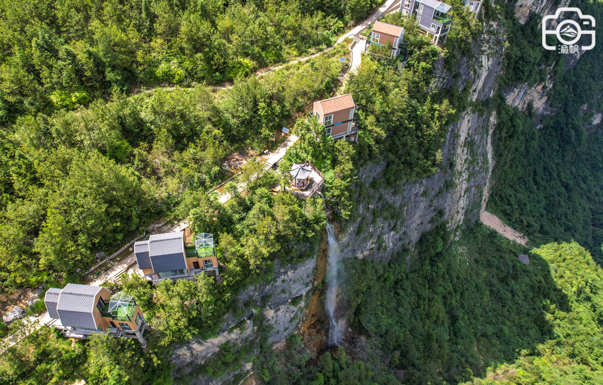 悬崖绝壁上的小屋图片