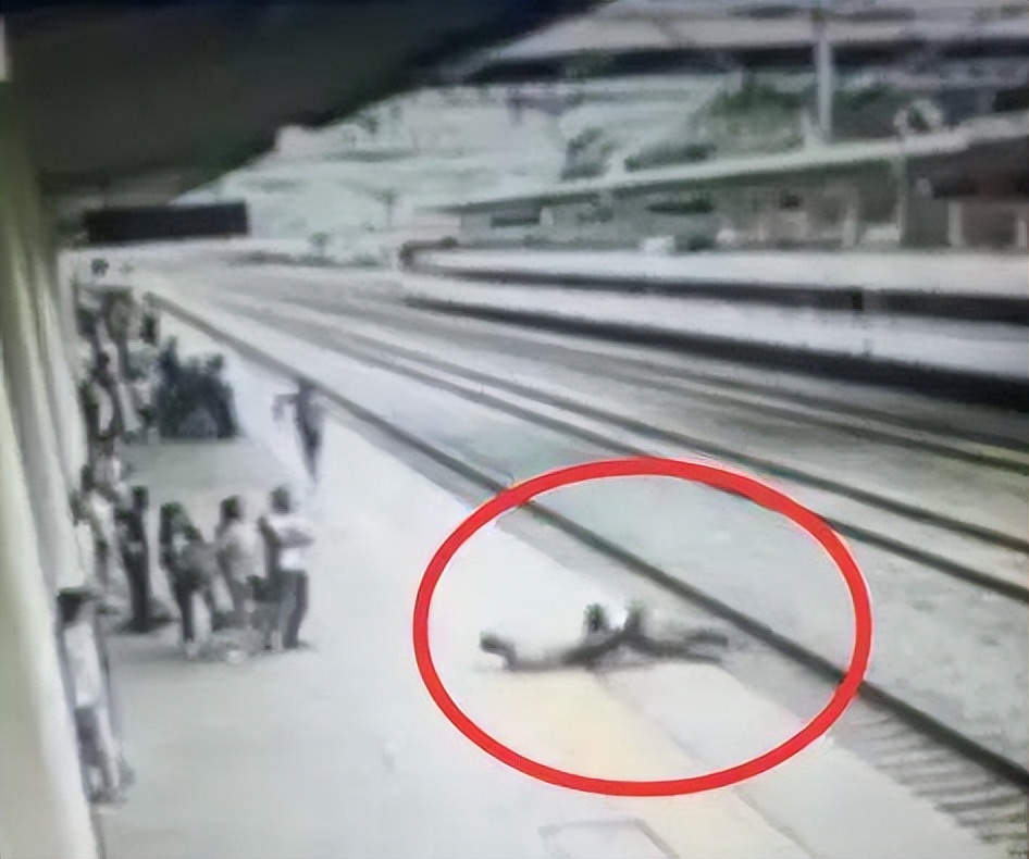 2012年，90后学警车轨救人被轧断双腿，5年后娶照顾他的美女护士