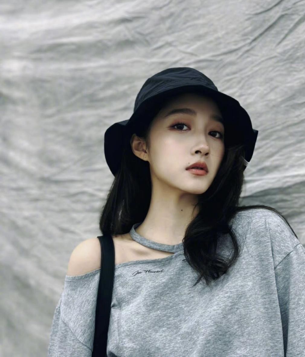 关晓彤晒美照，露肩上衣微露锁骨眼神妩媚，一双大长腿太优越