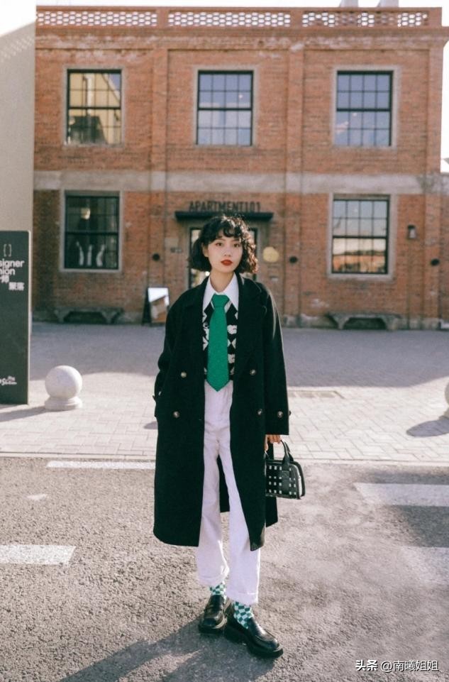 入秋后才发现：不流行靴子了！满大街都在穿“乐福鞋”，洋气百搭