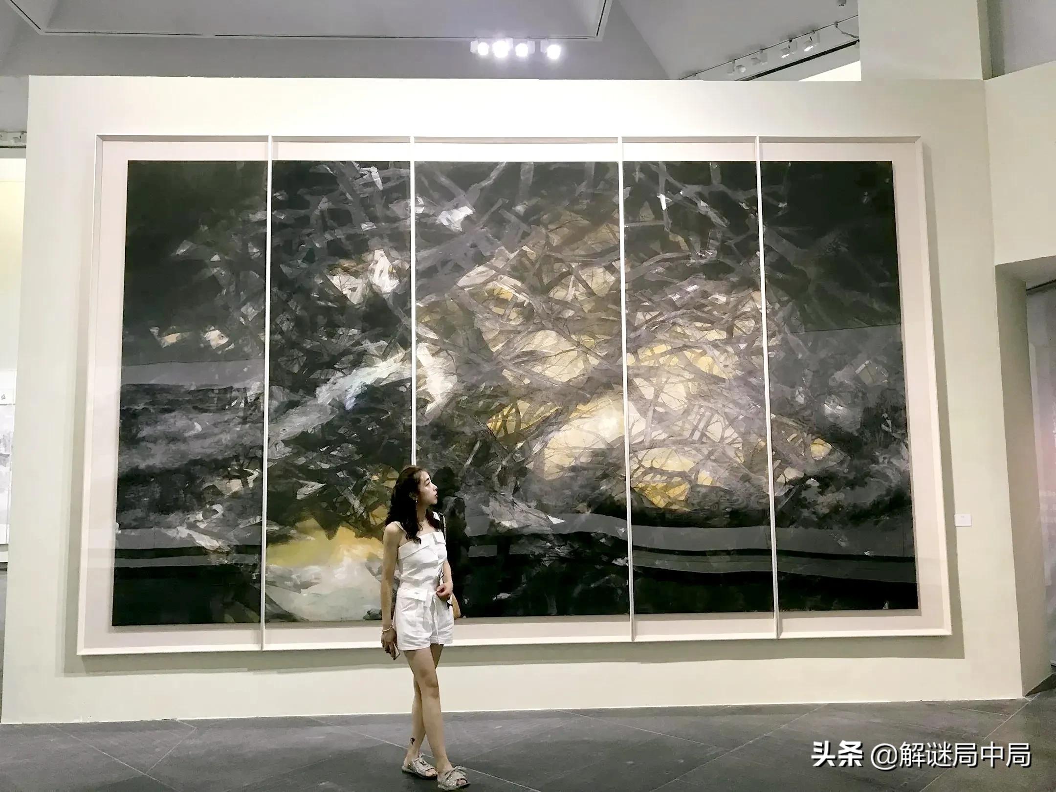 贵州女主持人晒出画展照片，白色裙装和画成对比，太知性和惊艳了