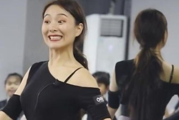 拉丁舞老师的“魔性教学”，全程激情澎湃，宝爸抢着接送孩子