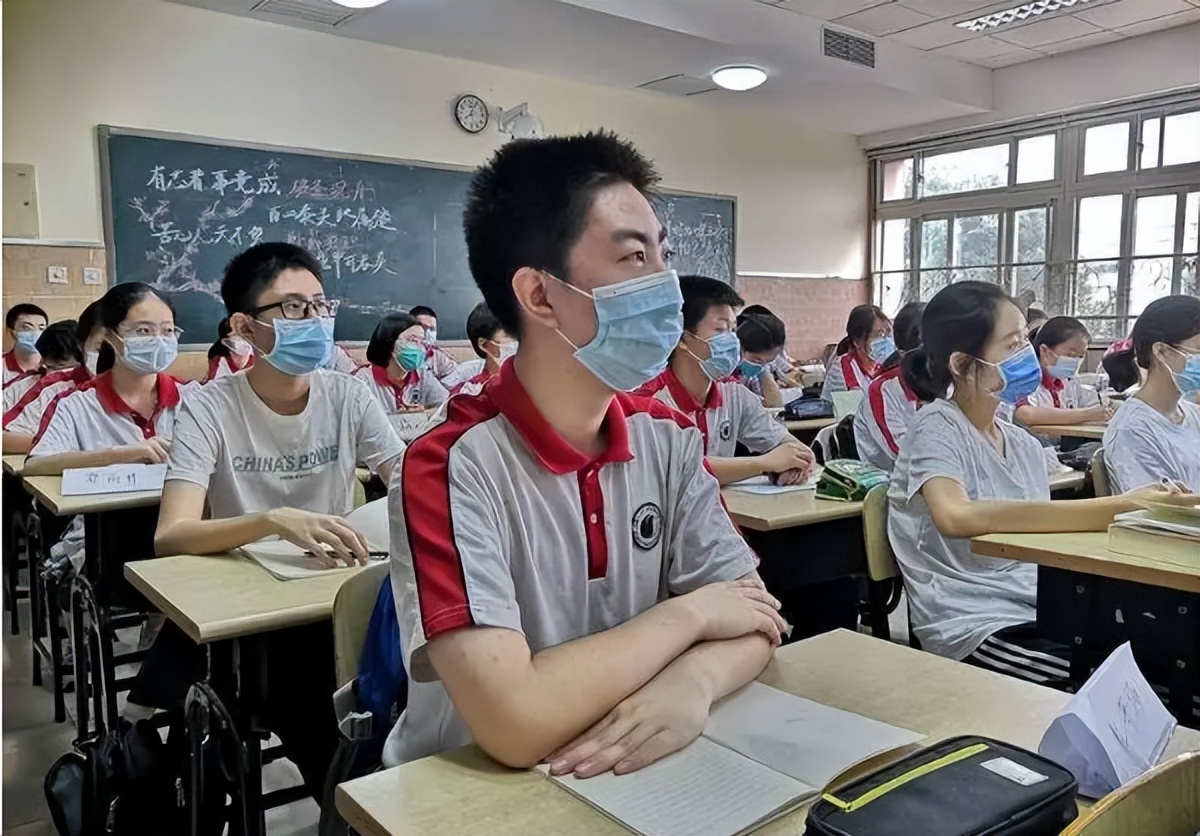 高中生应选“走读”还是“住宿”？选错高考或差50分，理由很现实