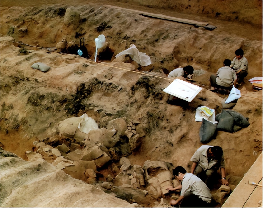 兵马俑发现全过程:考古队迟迟找不到俑坑边界,一名老汉化解难题