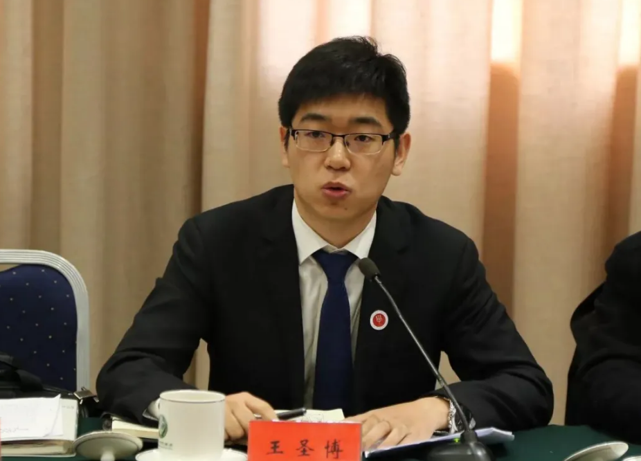 清华学生会主席有多“牛”？颜值与实力并存，与院长平起平坐？