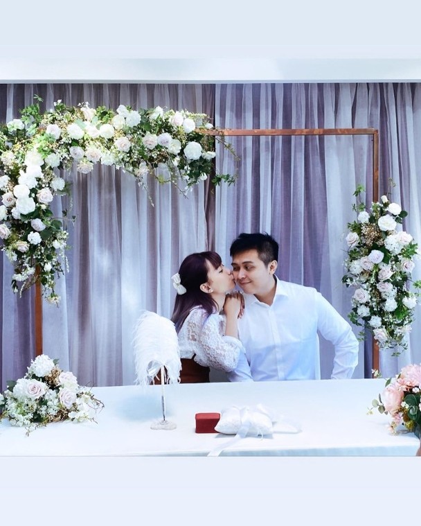 23岁女星宣布离婚！结婚仅1年被曝出轨，前夫仍不舍称想重新追求