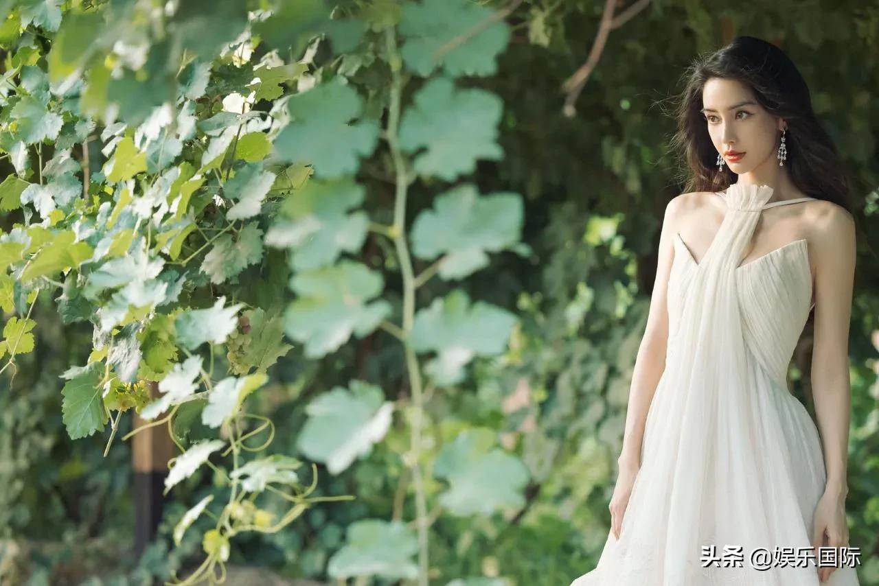 Angelababy仲夏庭院新照 穿白裙散发女神味