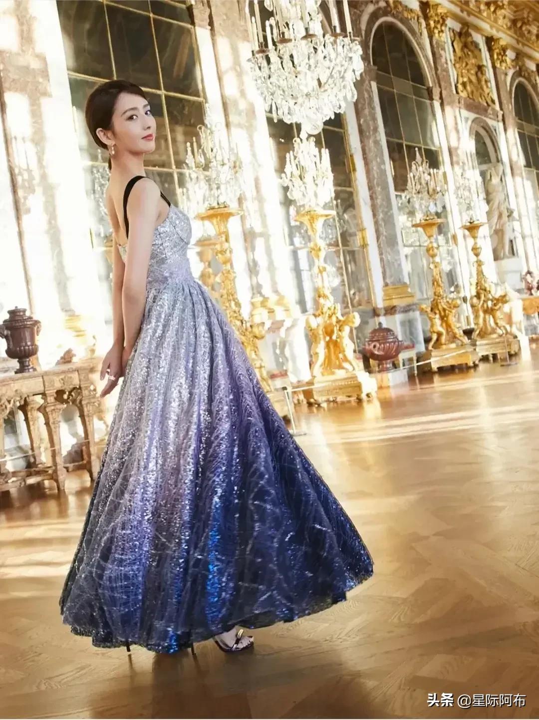 佟丽娅渐变星空裙真的太美了，犹如生活在童话故事
