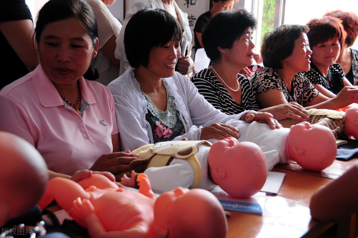 老师收入还不如保姆？15年收入翻8倍的月嫂，到底凭什么？