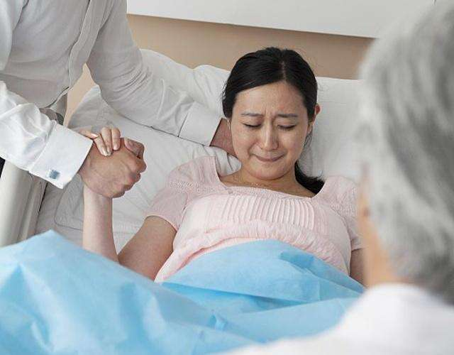 孕妇自行在自家浴缸水中分娩致大出血,这些临产征兆一定要掌握