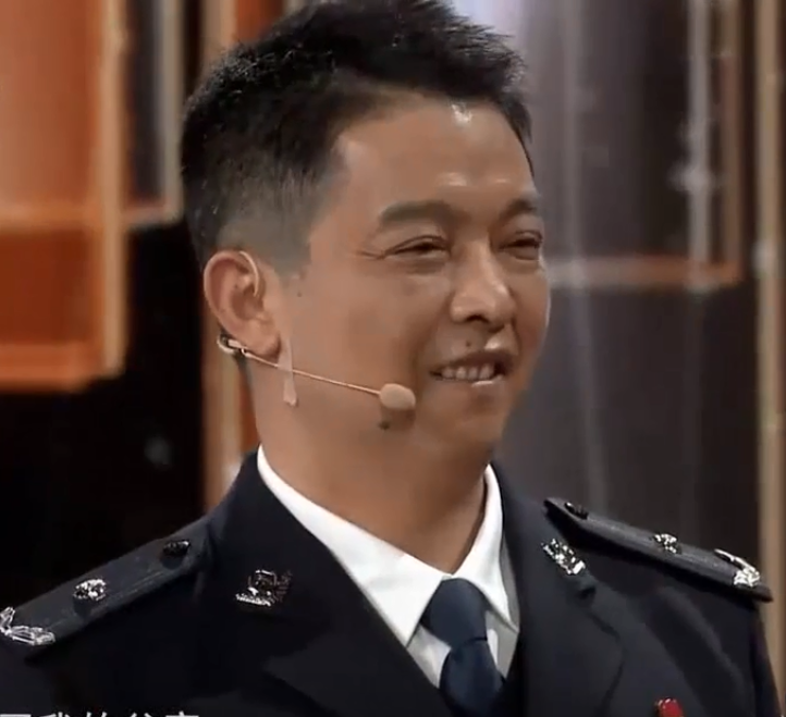 消防官兵"王明华"驾驶冲锋舟,接连不断地从水中救出了12名百姓,因为接
