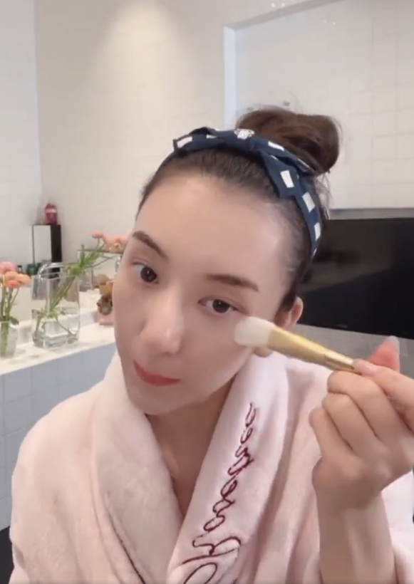 郭富城小女儿迎3岁生日，方媛晒庆生照，穿旧衣服出镜被赞节俭