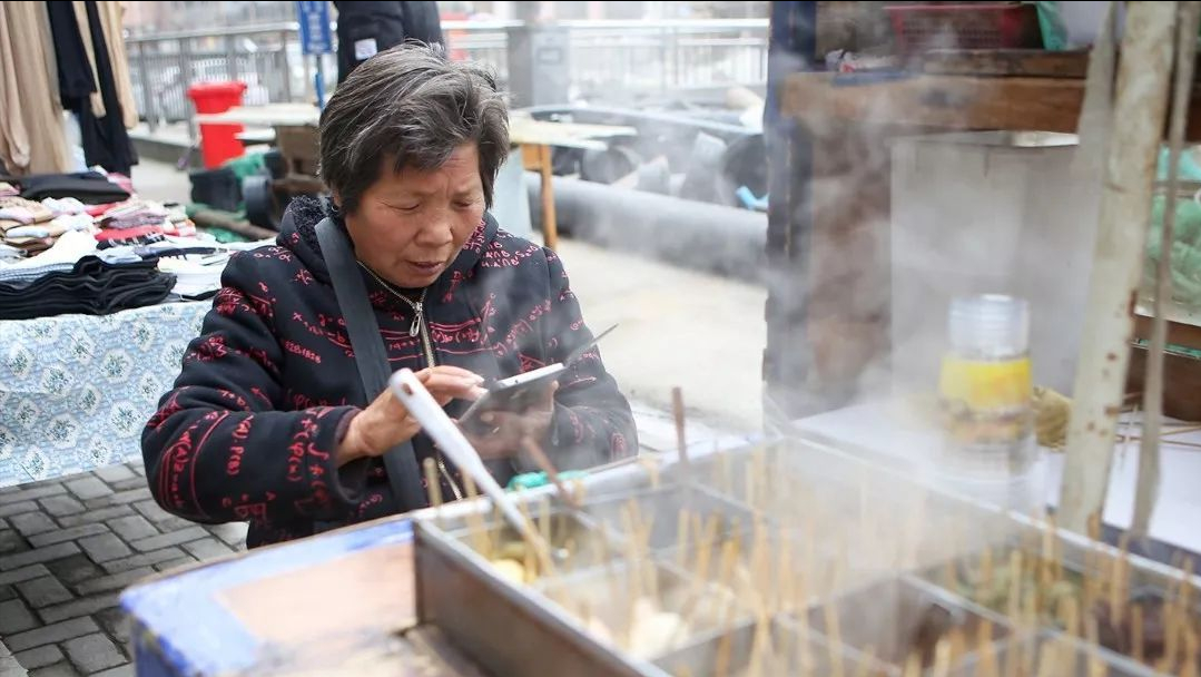 城管爆路边摊内幕：吃的人都是不怕死，黑心商的“花招”难以想象