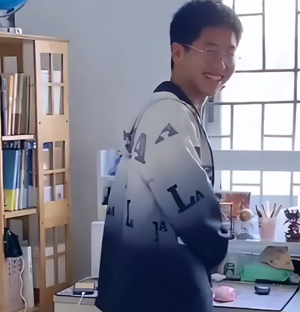 姐姐酒后因太感性而落泪，孙卓暖心拥抱姐姐，手部细节让人感动