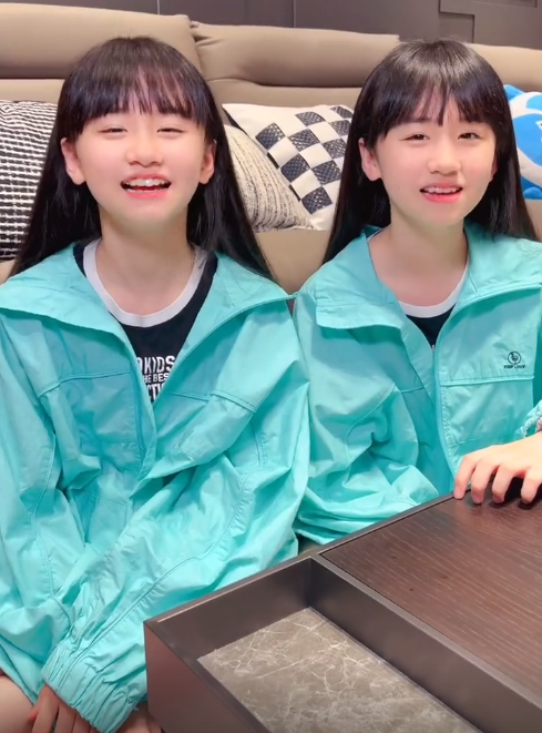 全网最默契姐妹花：“复制粘贴”双胞胎，自学跳舞圈粉1600万