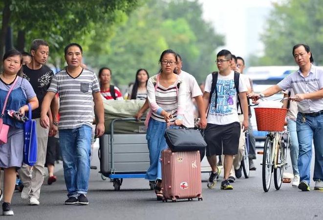 大学生平均生活费（大学生）