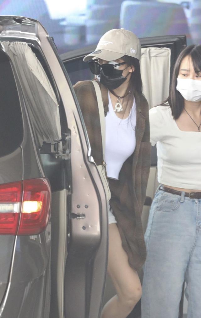 杨幂现身机场，一身清凉的穿着，大显身材