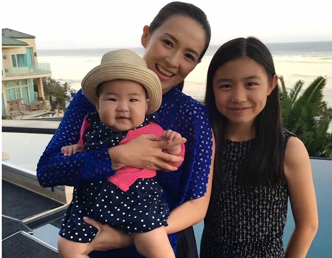 7岁醒醒新照，被老父亲搂在怀里笑容甜美，尖下巴酷似妈妈章子怡