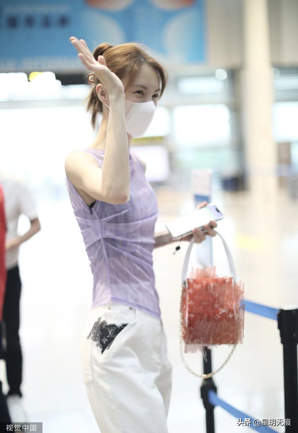 金晨大清早现身机场笑容满面 和粉丝打招呼好亲和