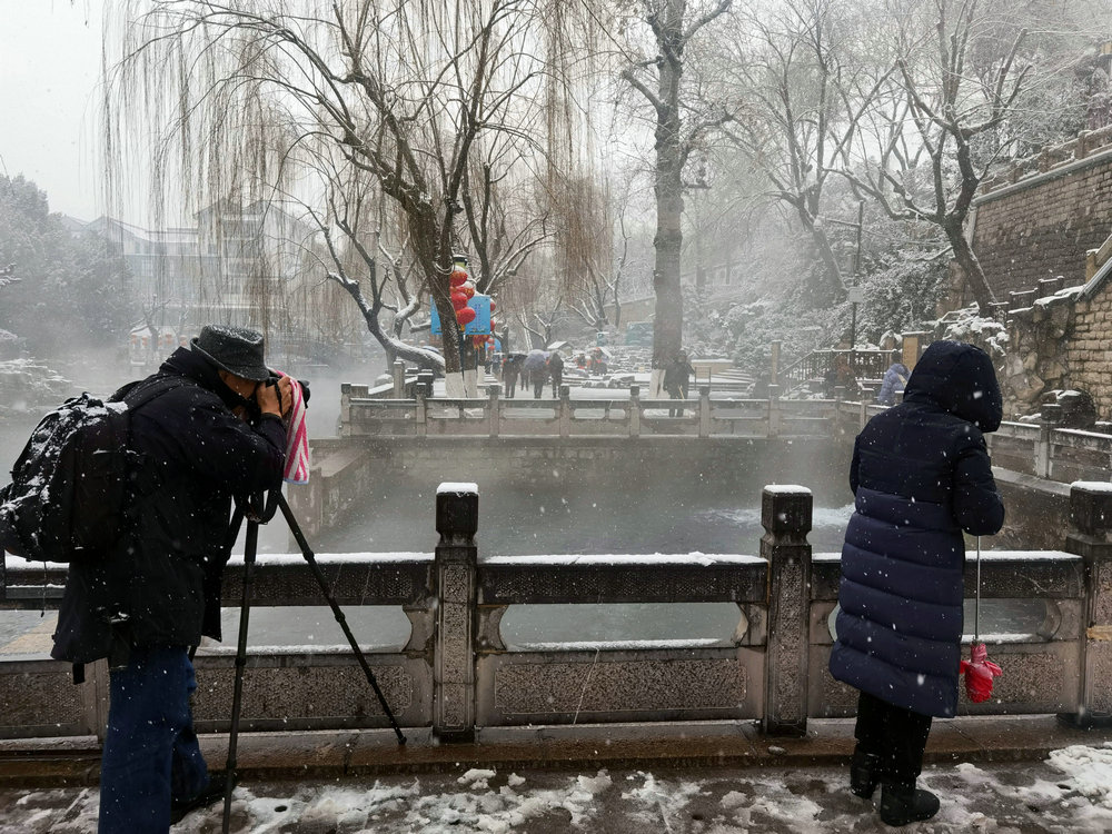 雪送祥瑞兆丰年：济南市民冒雪赏景