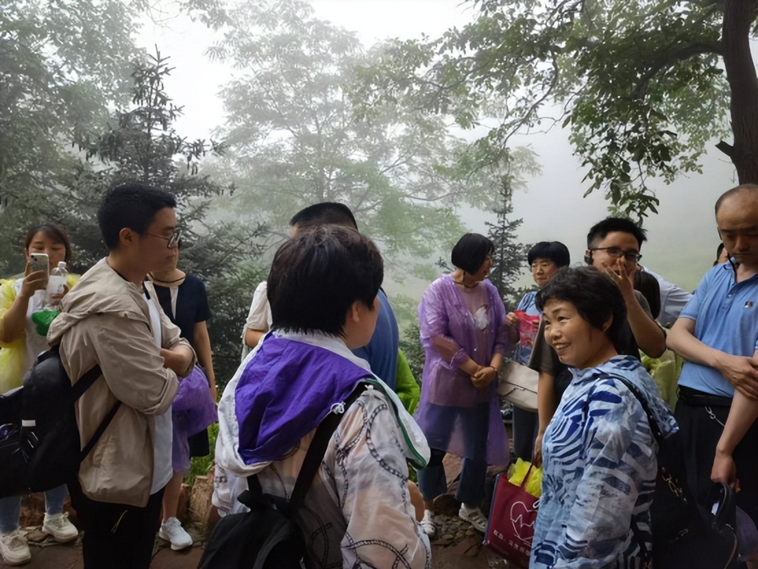 追憶崢嶸歲月 汲取奮進(jìn)力量——長治市人民醫(yī)院內(nèi)科第二、三支部開展迎七一紅色教育活動(dòng)