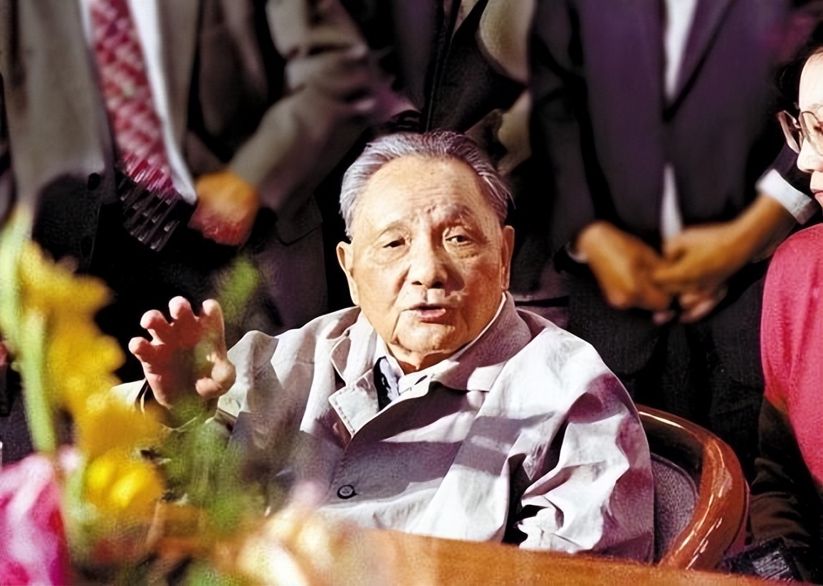 毛主席如何评价邓小平？在纸上写下3字评价，周总理会意后加一字