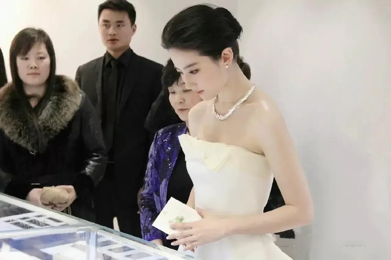 赵丽颖长的好看，但是在娱乐圈排不进前十